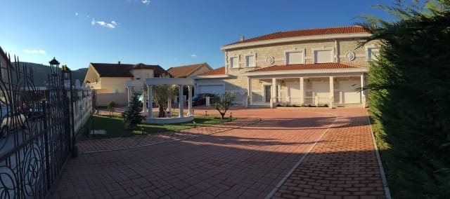 Ekskluzivna nekretnina u Baru na prodaju na parceli od 2650 m² za 1.600.000 eura — Crna Gora