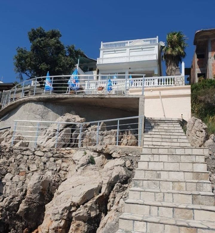 For sale waterfront villa with swimming pool — Montenegro