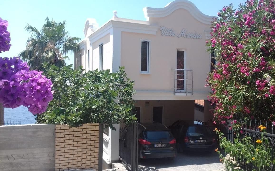 For sale waterfront villa with swimming pool — Montenegro