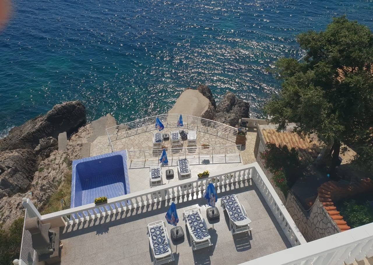 For sale waterfront villa with swimming pool — Montenegro