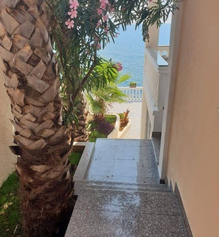 For sale waterfront villa with swimming pool — Montenegro