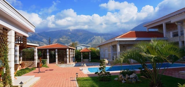 Ekskluzivna nekretnina u Baru na prodaju na parceli od 2650 m² za 1.600.000 eura — Crna Gora