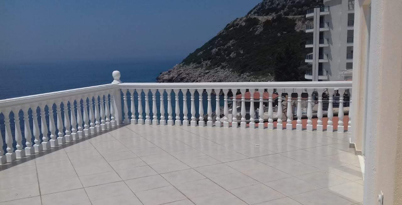 For sale waterfront villa with swimming pool — Montenegro