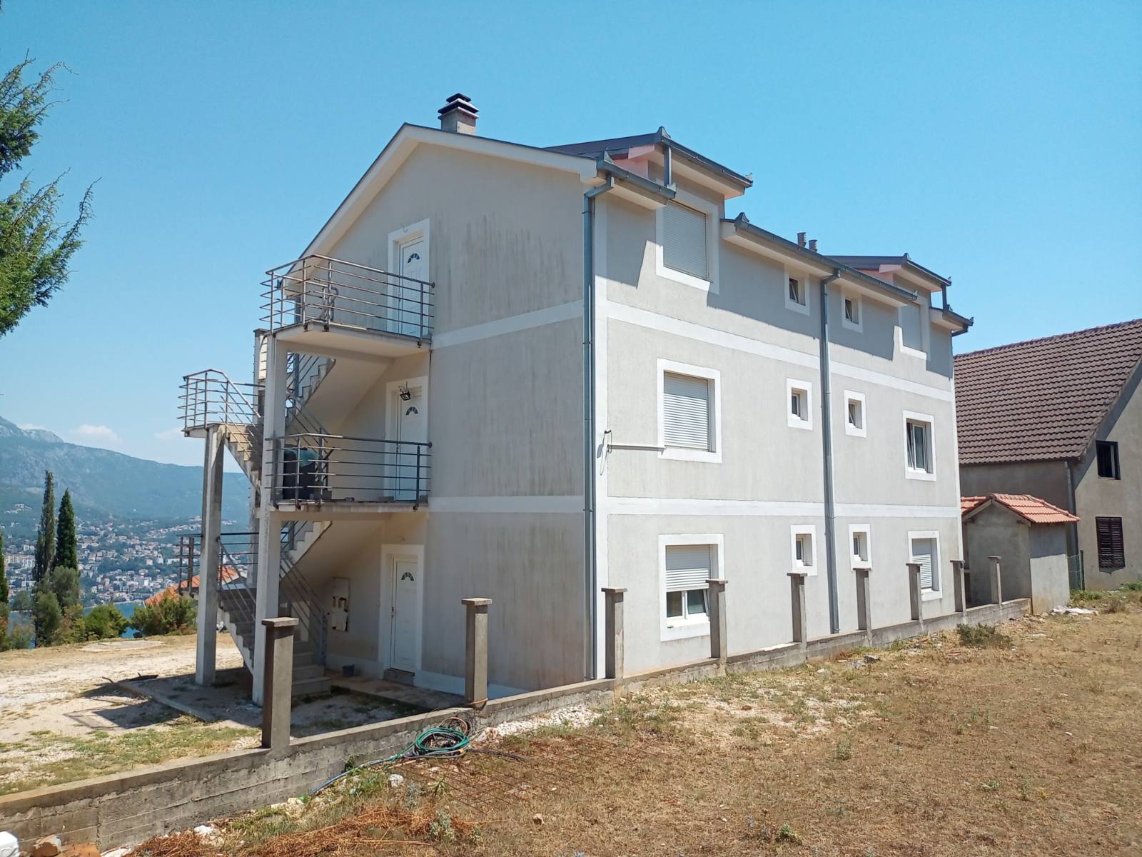 Willa z apartamentami w pobliżu Igalo