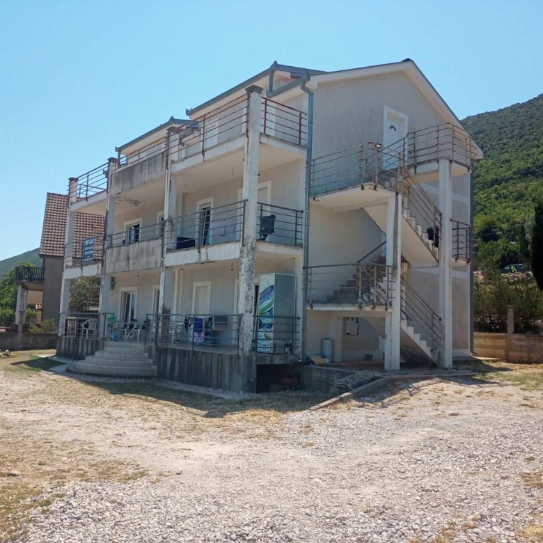 Willa z apartamentami w pobliżu Igalo — Czarnogóra