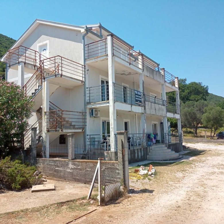 Willa z apartamentami w pobliżu Igalo — Czarnogóra