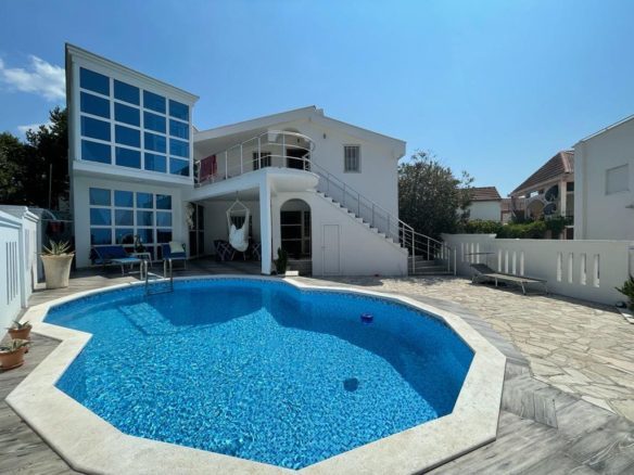 Villa for sale in Dobra Voda with swimming pool and sea view