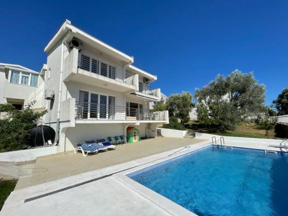 Sunny villa for sale in Bar