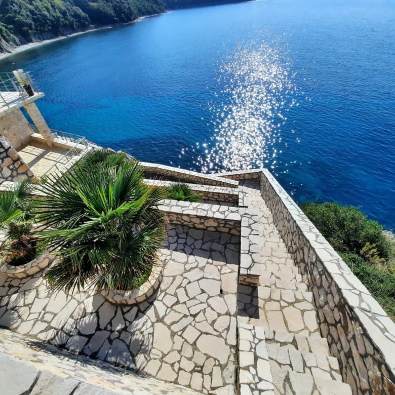 Seafront villa for sale in Dobra Voda