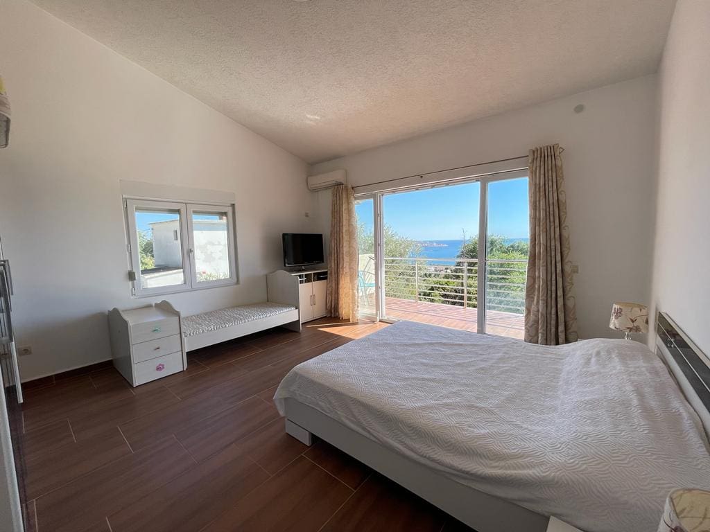 Sonnige Villa in Bar zu verkaufen — Montenegro