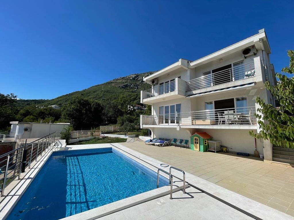 Sonnige Villa in Bar zu verkaufen — Montenegro