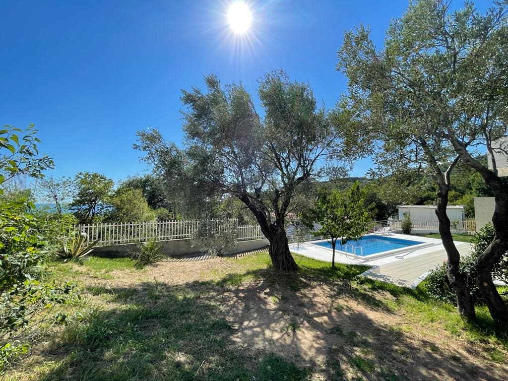 Sonnige Villa in Bar zu verkaufen — Montenegro