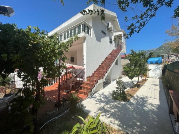 House with sea view in Sutomore