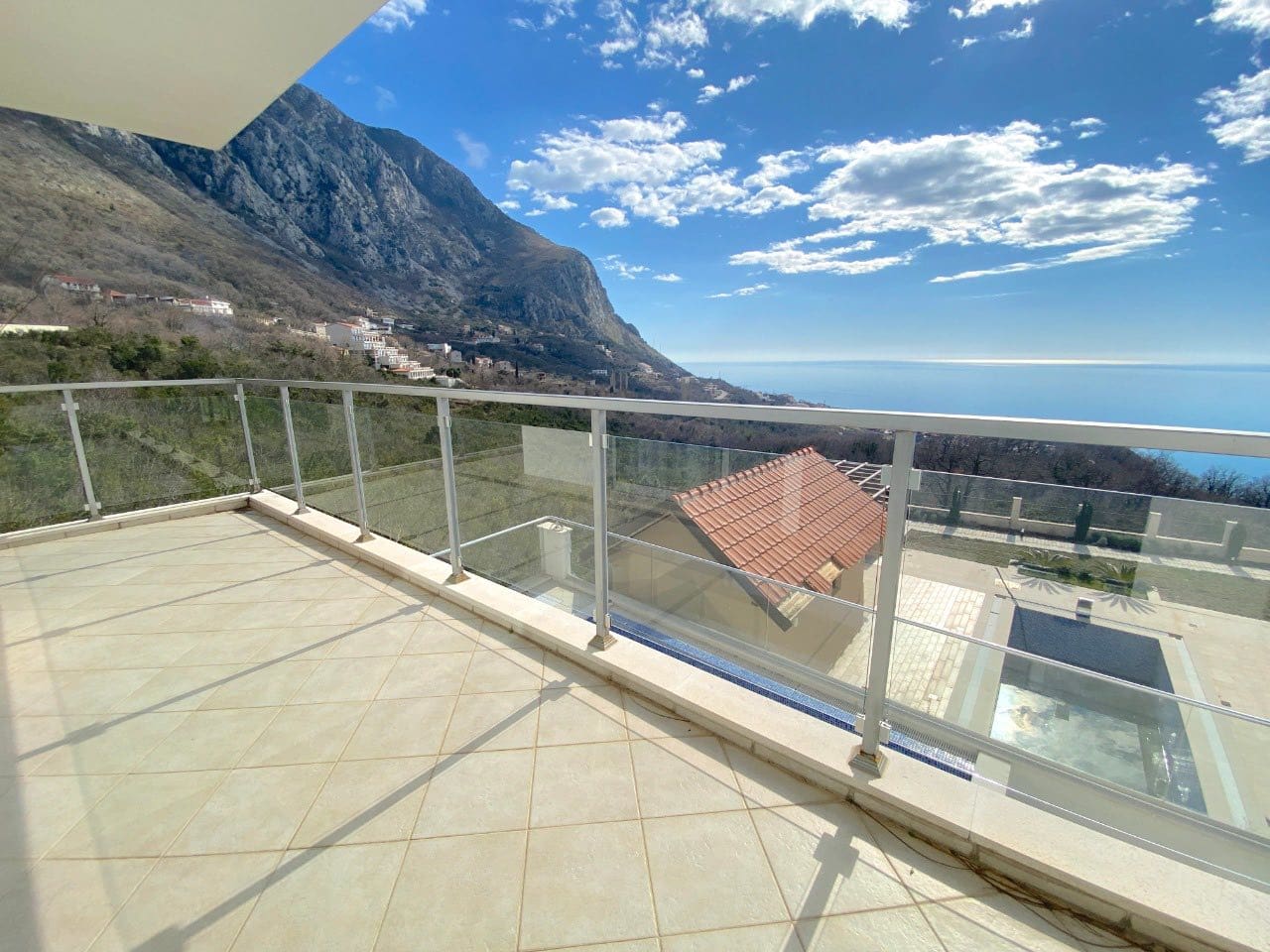 Luxusvilla in Montenegro zu verkaufen — Montenegro