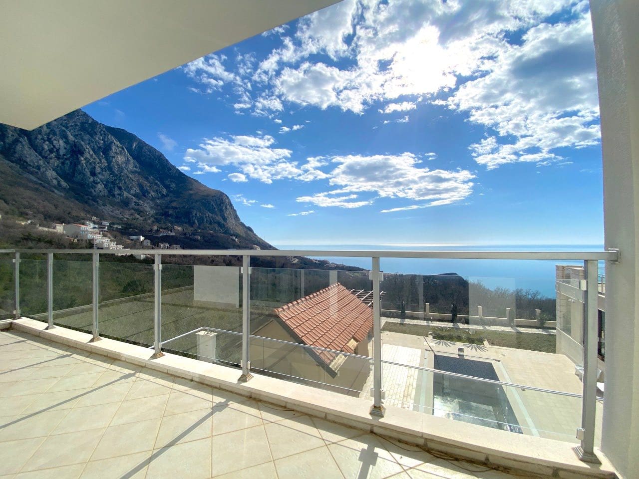 Luxusvilla in Montenegro zu verkaufen — Montenegro