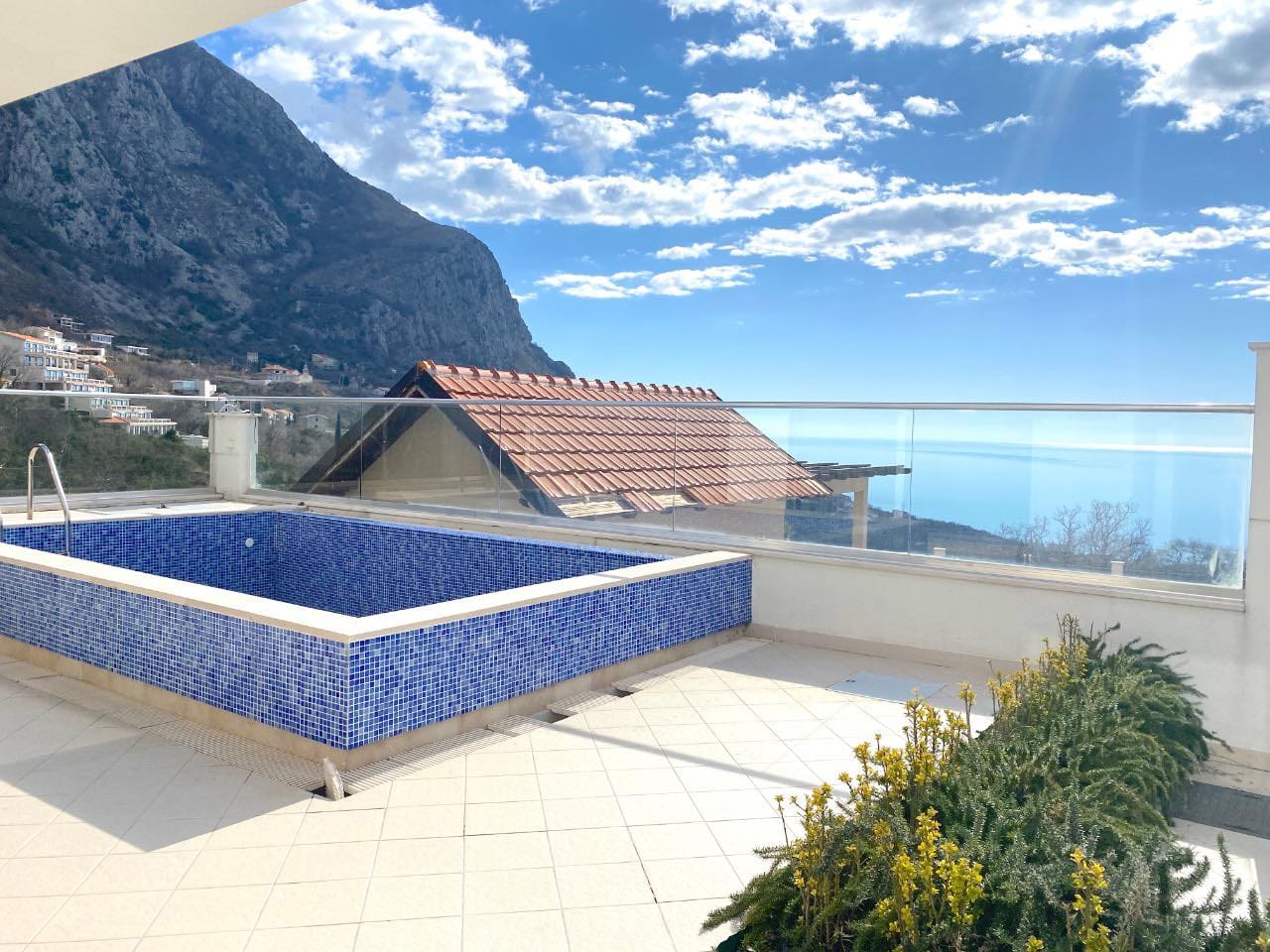 Luxusvilla in Montenegro zu verkaufen — Montenegro