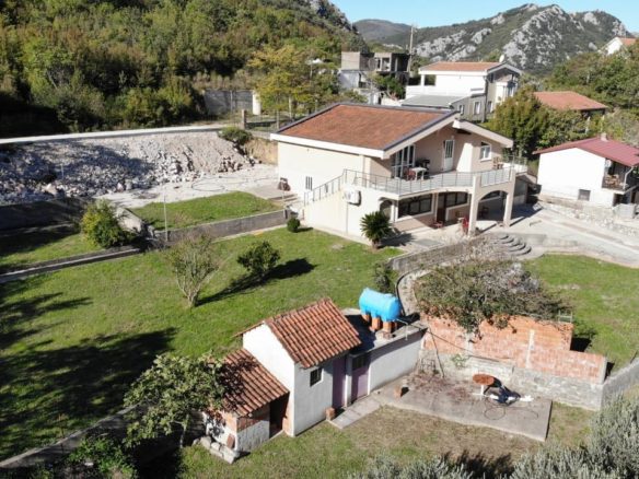 House with big plot in Sutomore