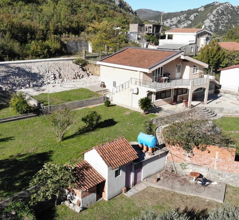 House with big plot in Sutomore