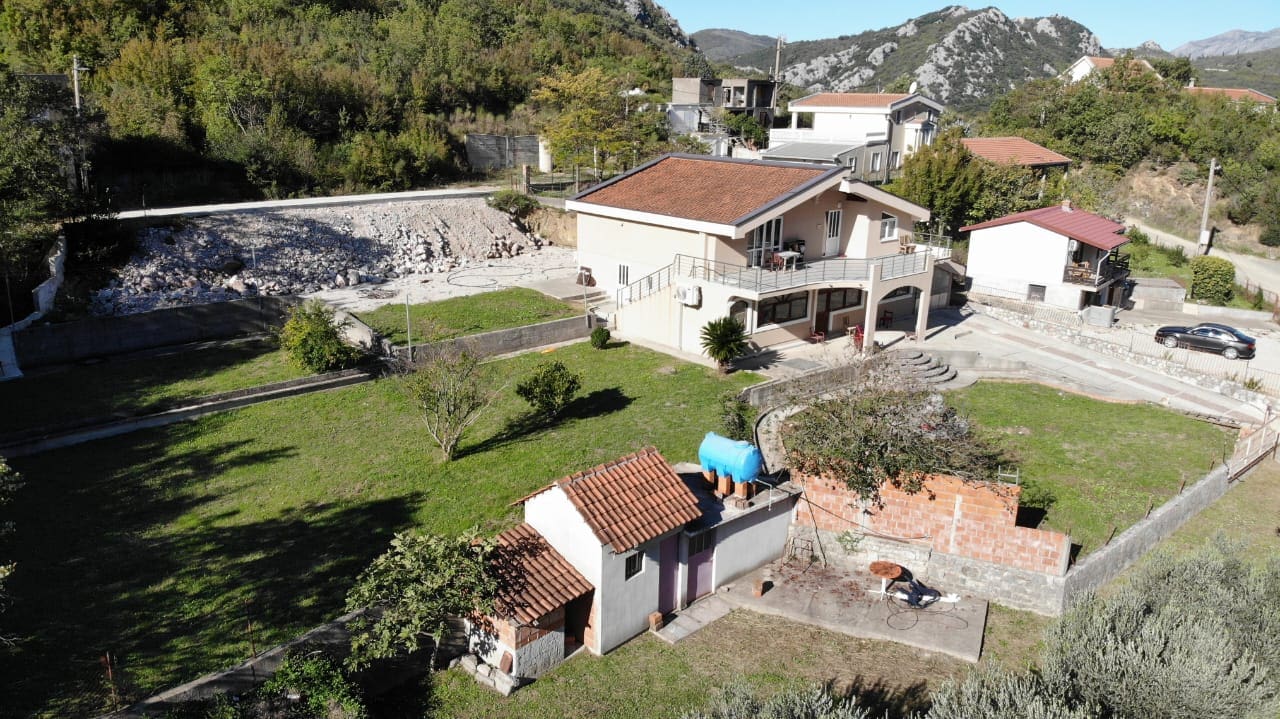 MREproperty (1) House with big plot in Sutomore