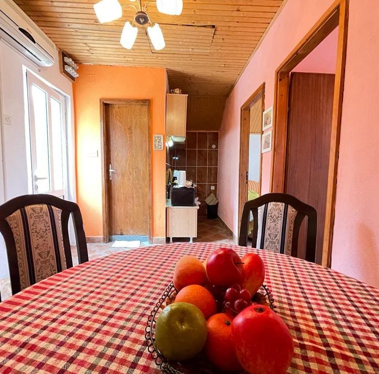 Недорогий будинок на продаж у Верхньому місті Сутоморе — Чорногорія