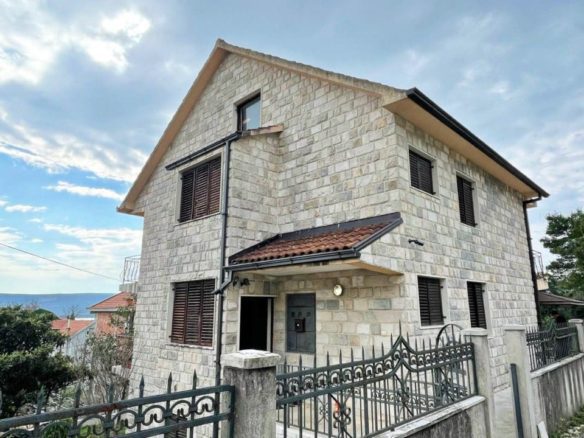 A family house for sale in Tivat
