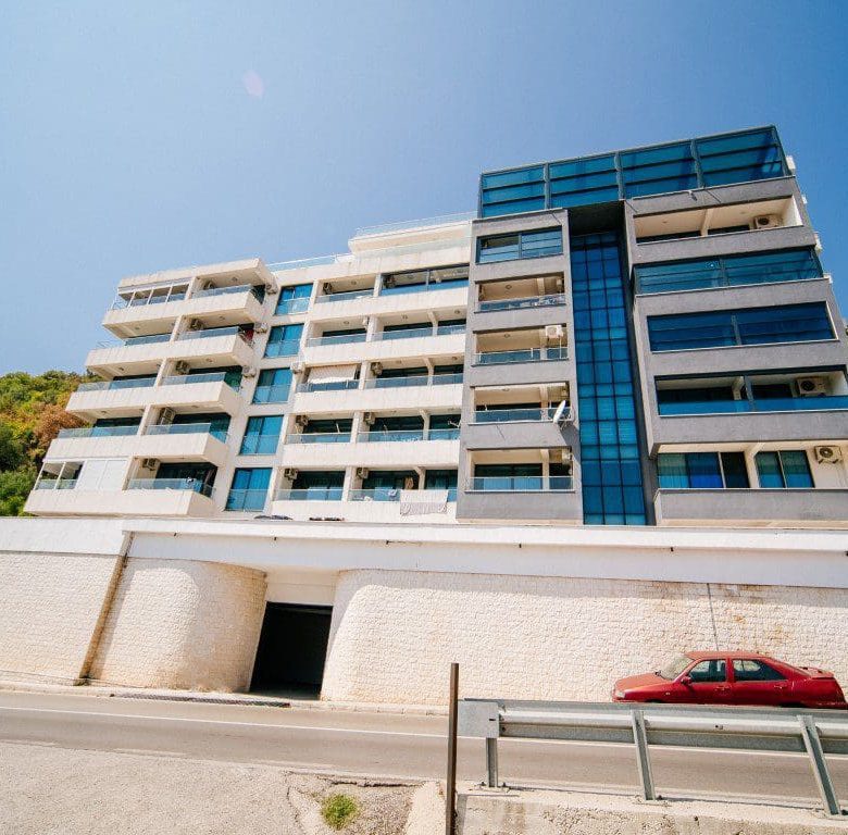 Zwei zum Verkauf stehende Apartments in Budva