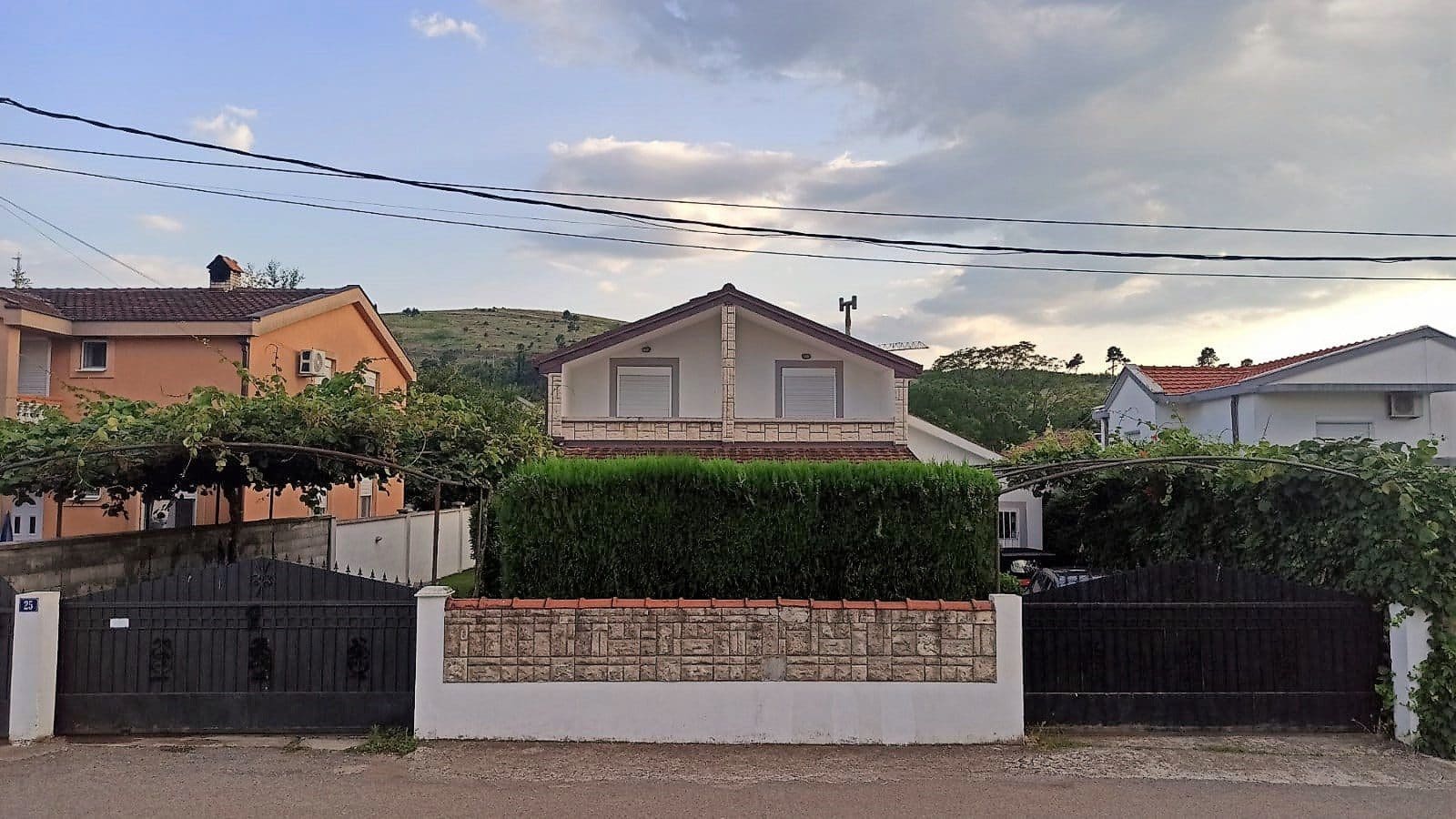 Das Haus zum Verkauf in Podgorica — Montenegro