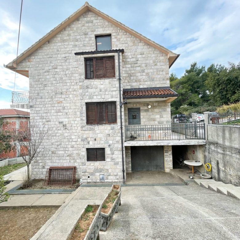 A family house for sale in Tivat