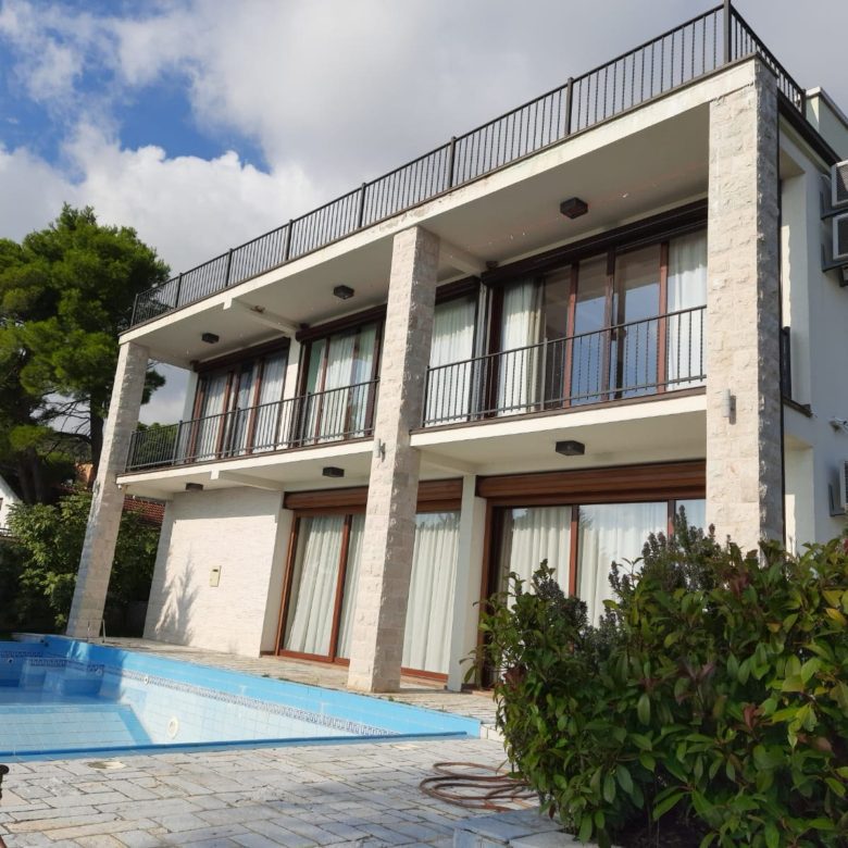 Charming villa with pool and garden