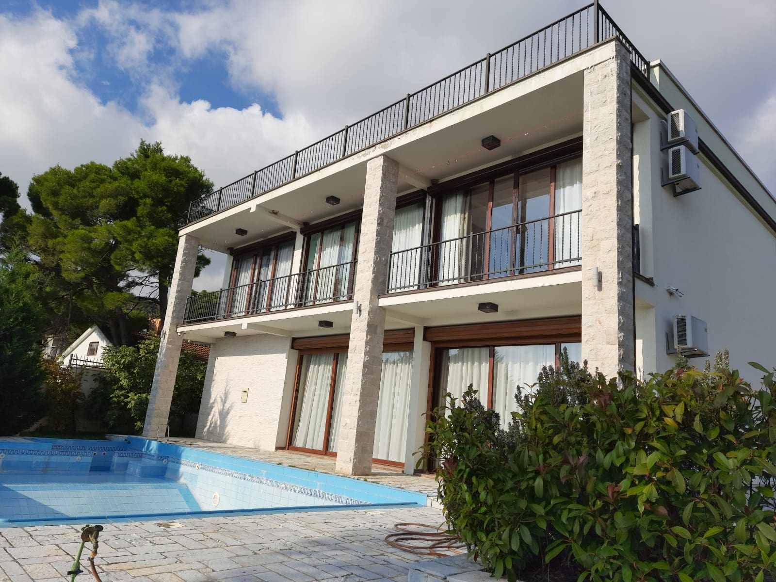 MREproperty (1) Charming villa with pool and garden
