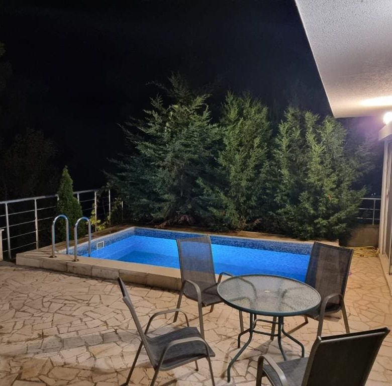 Bar yakınlarındaki çam ormanında havuzlu ev — Karadağ
