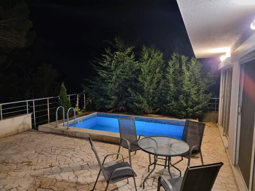 Bar yakınlarındaki çam ormanında havuzlu ev — Karadağ