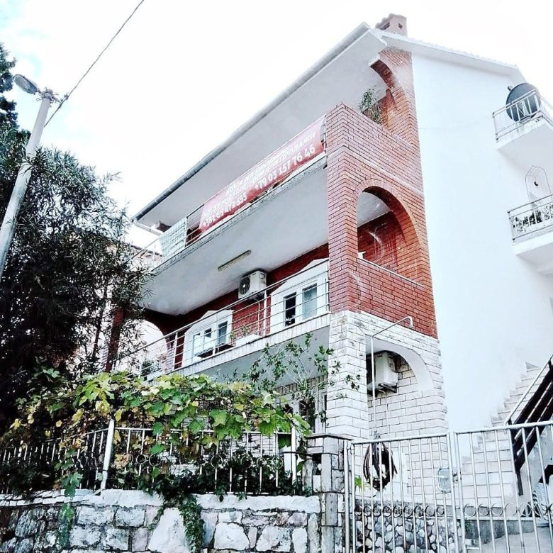 3-Story Villa for Sale in Stoliv