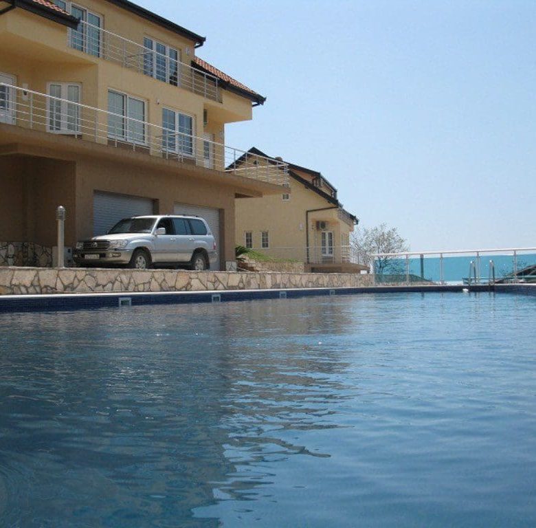 Spacious 3-Level Monteray Townhouse — Montenegro