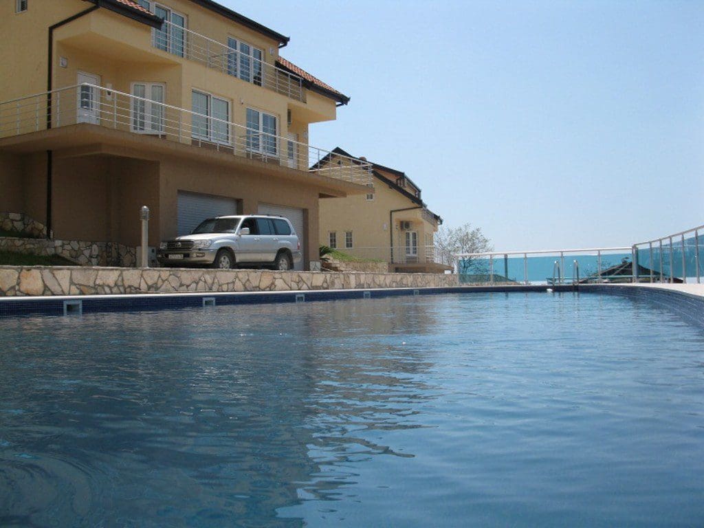Spacious 3-Level Monteray Townhouse — Montenegro