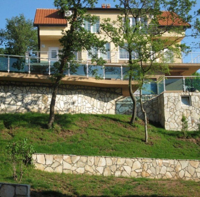 Spacious 3-Level Monteray Townhouse — Montenegro
