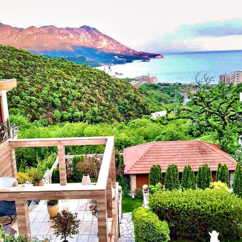 Bečići'de Satılık Lüks Villa