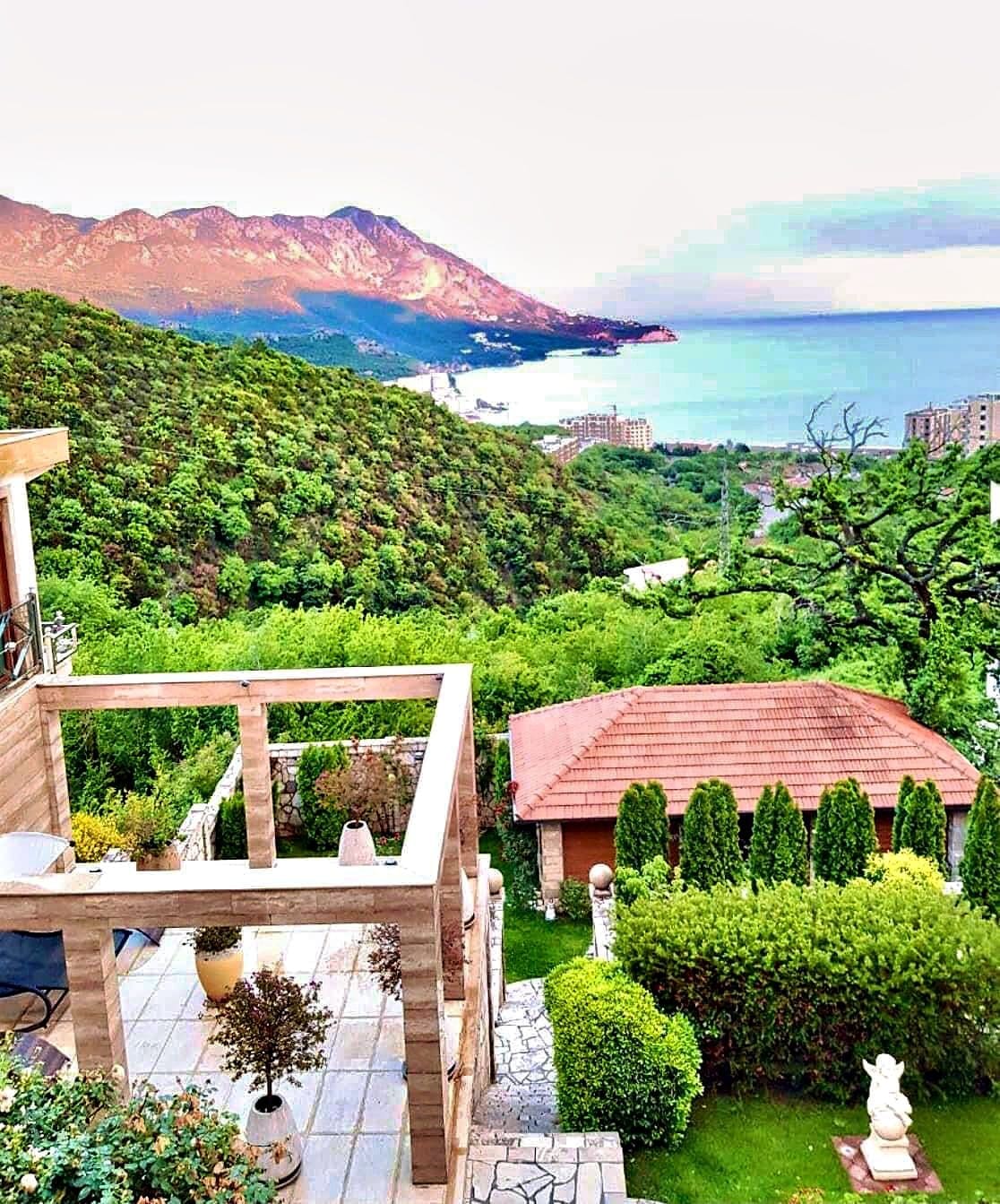 Bečići'de Satılık Lüks Villa