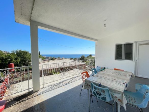 Charming Seaside Apartment in Sutomore