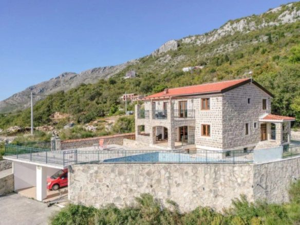 Luxurious Villa With Pool In Petrovac