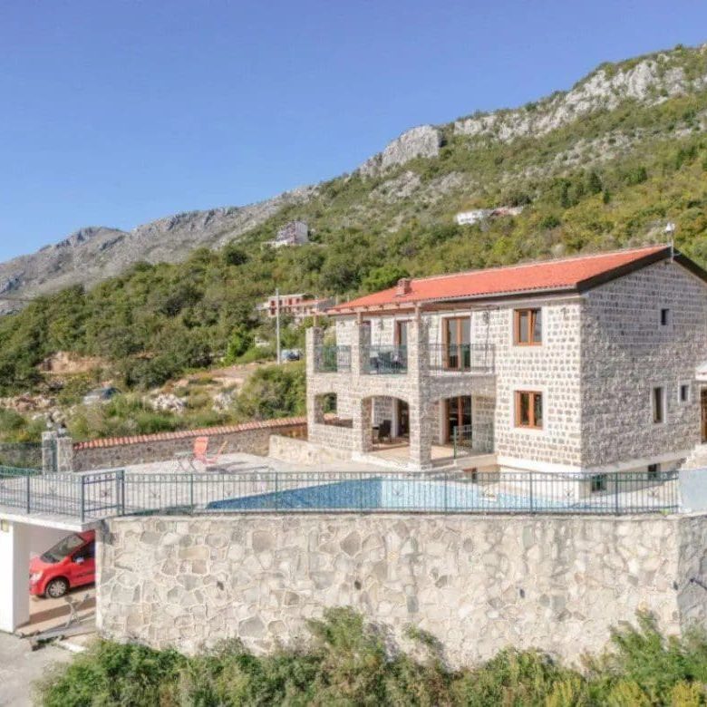 Petrovac'ta Havuzlu Lüks Villa