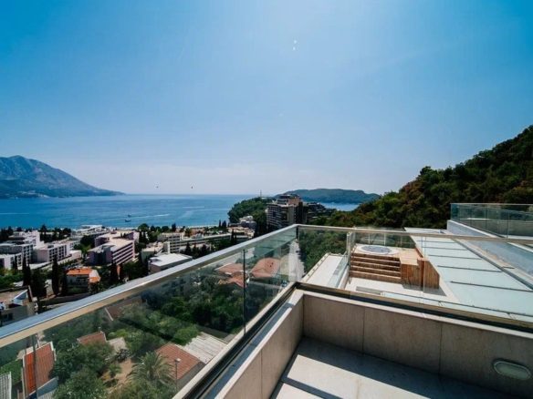 Luksuzni penthouse sa panoramskim pogledom na more u Budva-Bečićima