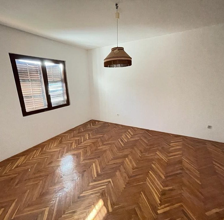 Dom dwupiętrowy na sprzedaż na przedmieściach Baru — Czarnogóra