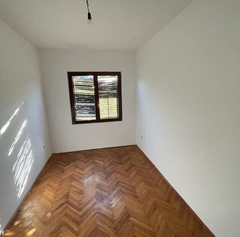 Dom dwupiętrowy na sprzedaż na przedmieściach Baru — Czarnogóra