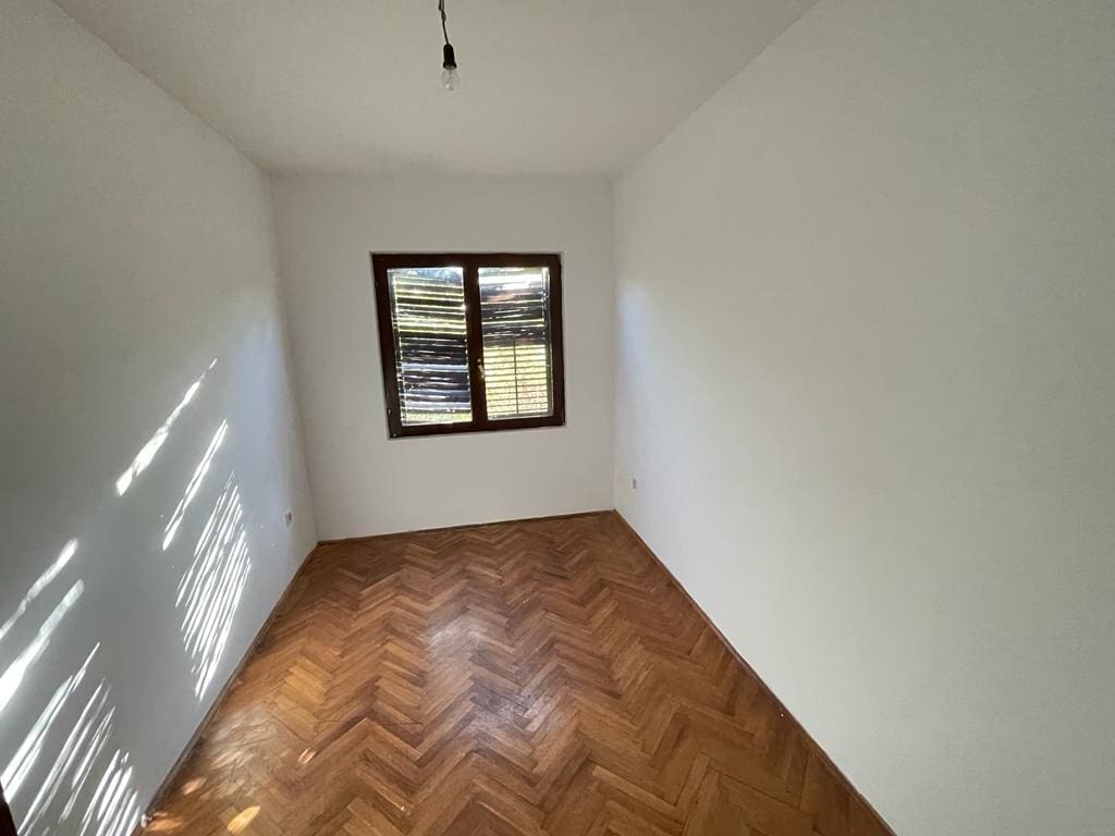 Dom dwupiętrowy na sprzedaż na przedmieściach Baru — Czarnogóra