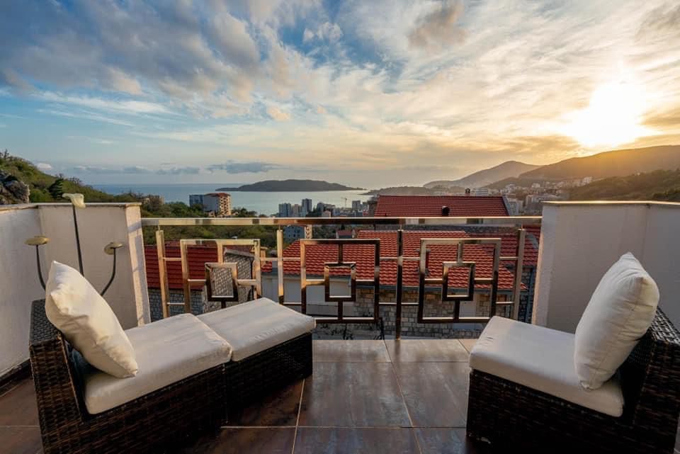 Eine schöne und gemütliche Villa mit Pool in Bečići — Montenegro