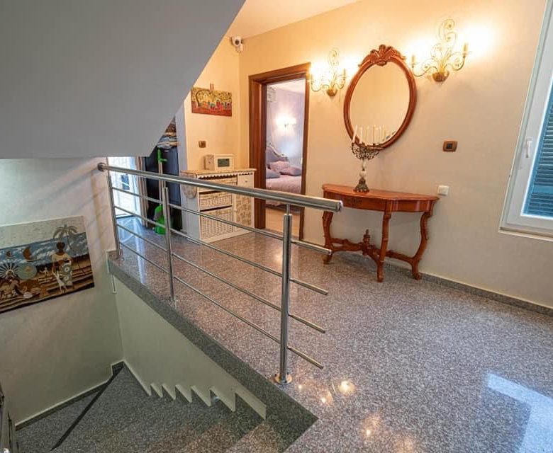 Eine schöne und gemütliche Villa mit Pool in Bečići — Montenegro