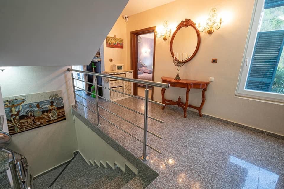Eine schöne und gemütliche Villa mit Pool in Bečići — Montenegro