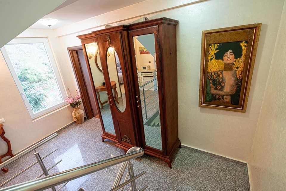 Eine schöne und gemütliche Villa mit Pool in Bečići — Montenegro