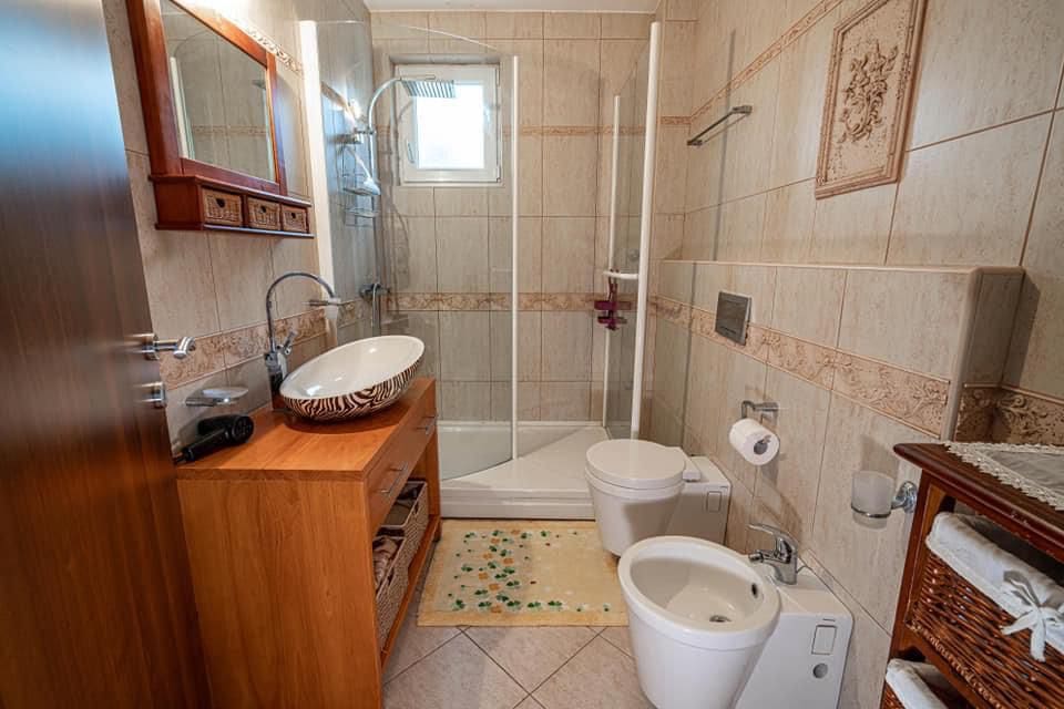 Eine schöne und gemütliche Villa mit Pool in Bečići — Montenegro
